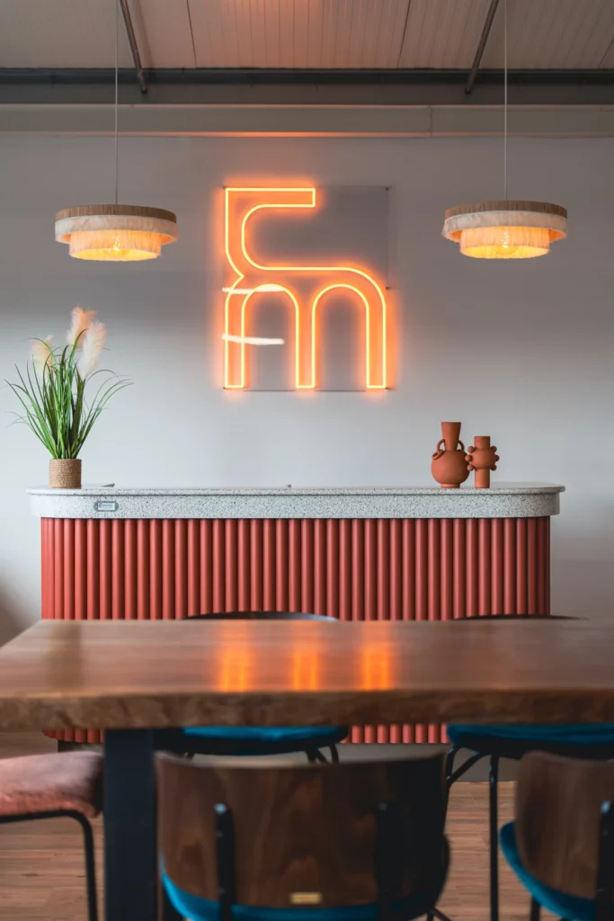 Le comptoir et le monogramme lumineux CMobilier