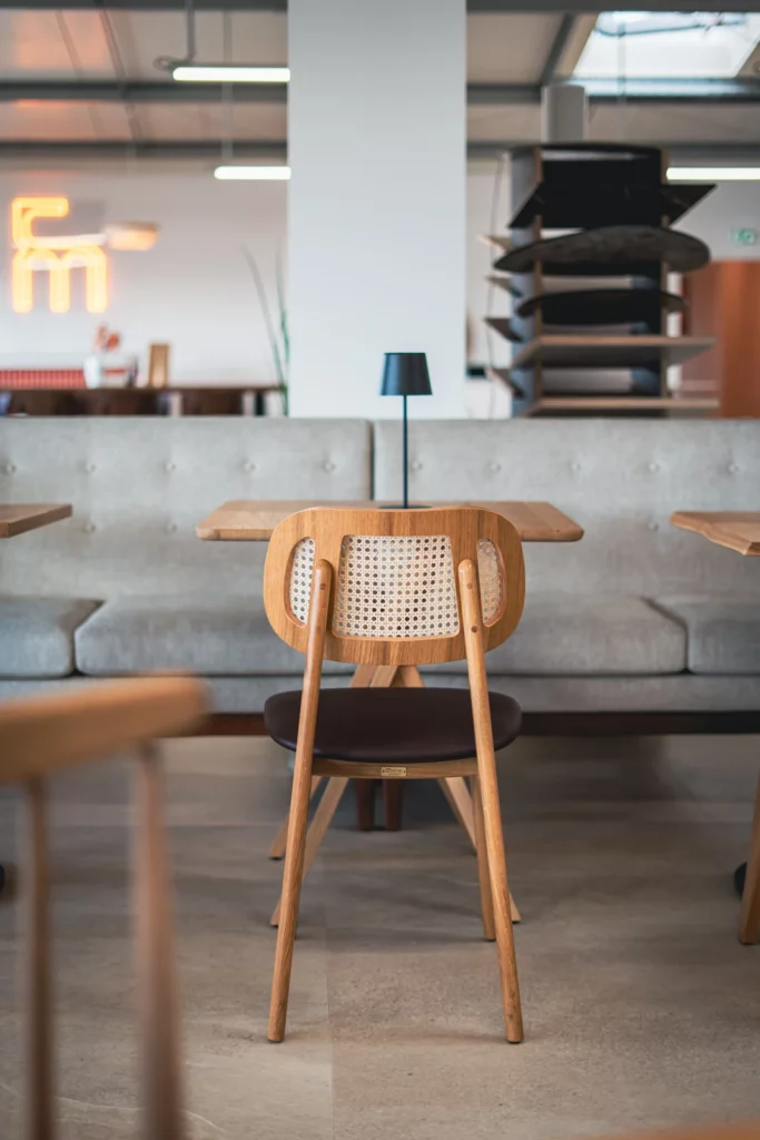 Sedia in legno e paglia di Vienna nello showroom CMobilier