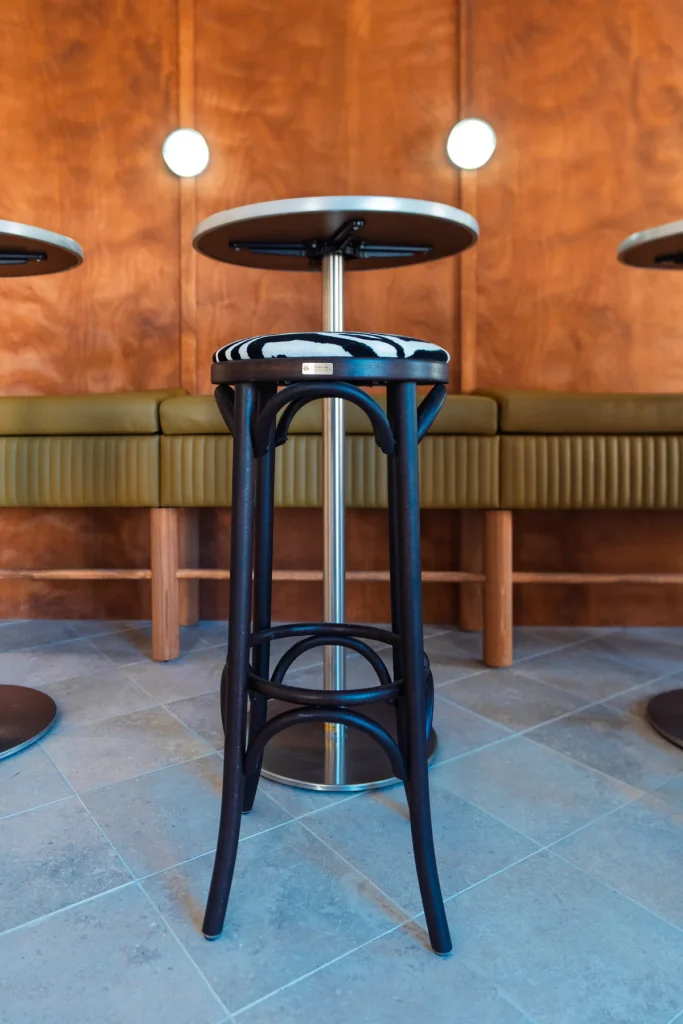 Tabouret sur fond de matières chaudes, CMobilier