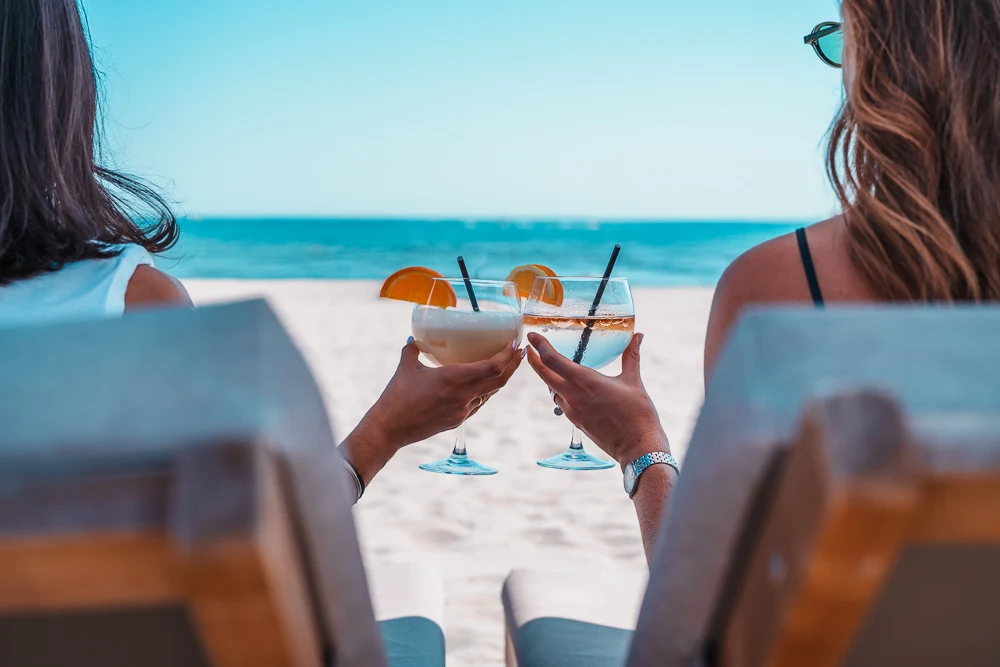 Deux convives partagent un verre face à la mer au Cocobaïa