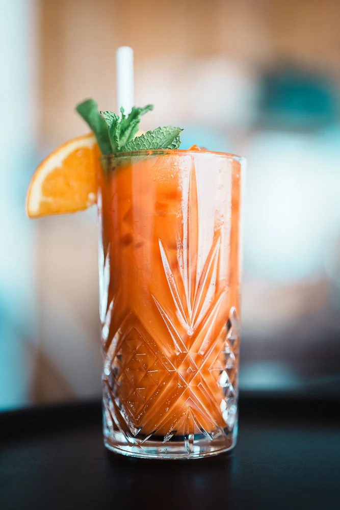 Cocktail arancione del Cocoba&iuml;a di profilo con guarnizione di agrumi
