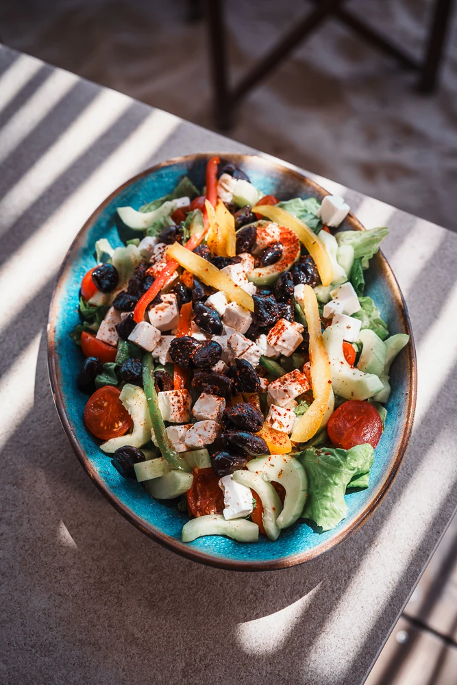 Ensalada en un plato azul en Cocoba&iuml;a