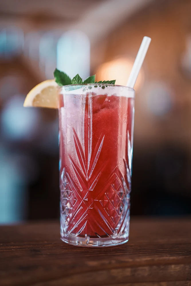 C&oacute;ctel rojo con menta en el mostrador de Cocoba&iuml;a