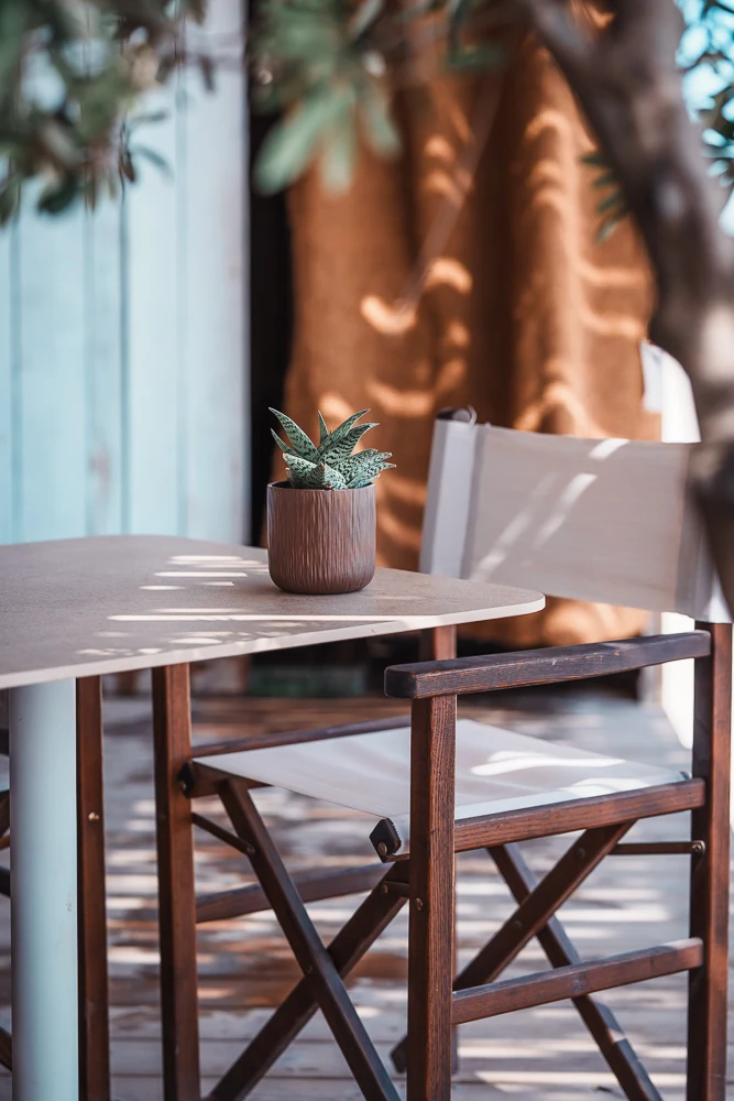 Une table et un fauteuil dans la lumière du Cocobaïa