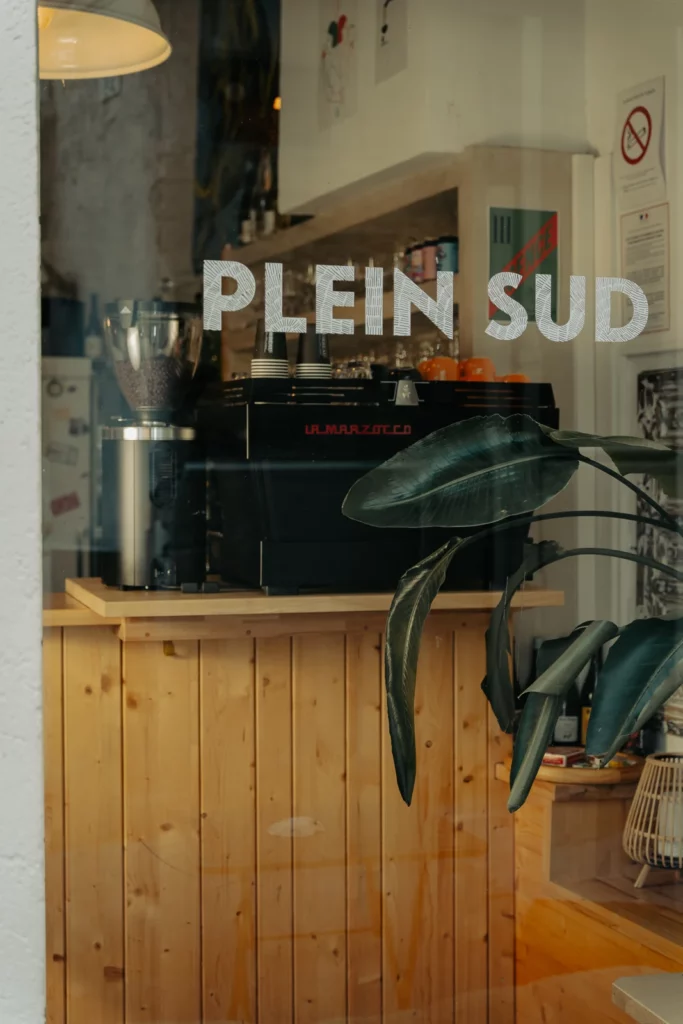 La devanture Plein Sud où se trouve le comptoir Corbeau