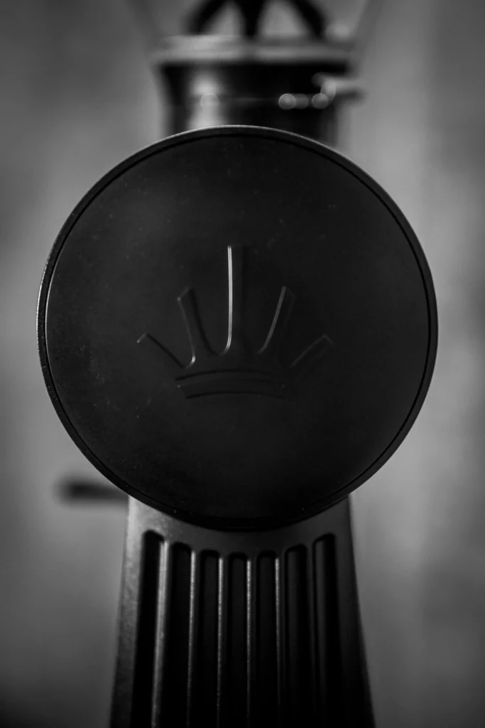 Détail du moulin à café chez Corbeau, en noir et blanc
