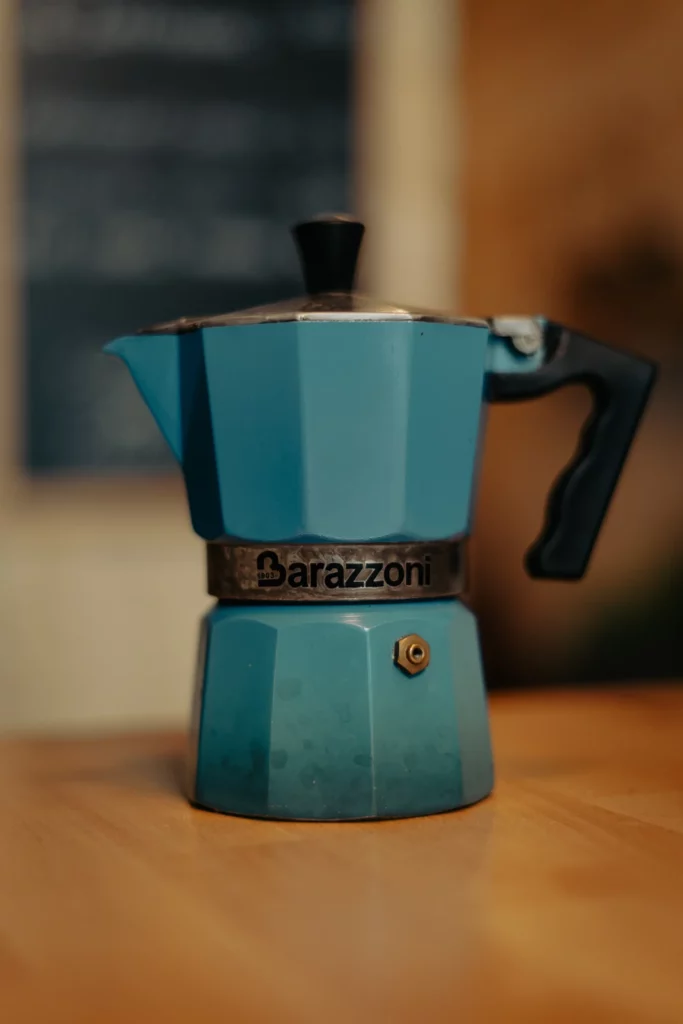 Une cafetière italienne bleue chez Corbeau