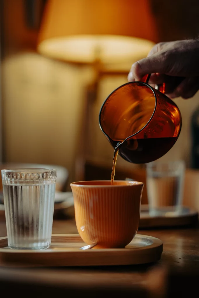 Un café versé dans une tasse chez Corbeau
