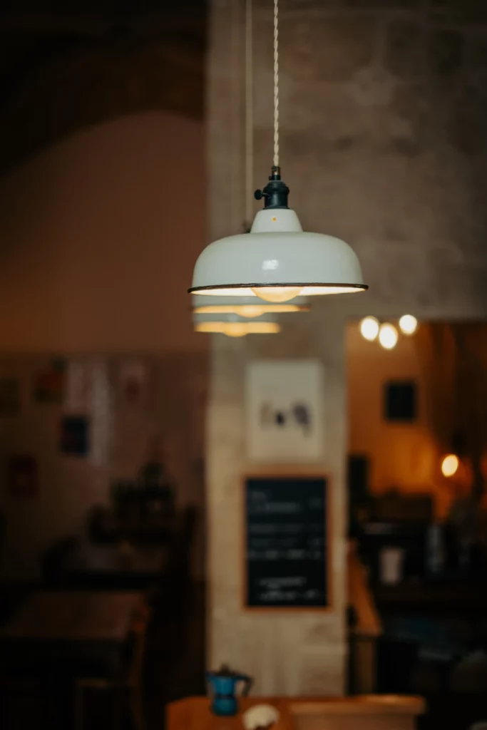 Les suspensions et l’ambiance du café Corbeau