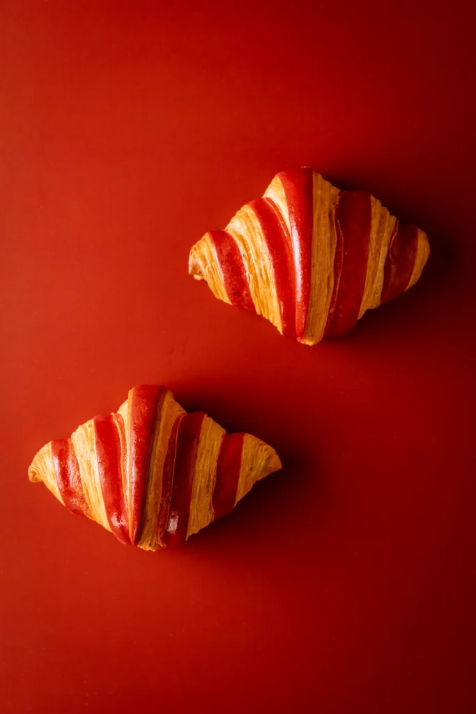 Deux croissants photographiés sur fond rouge