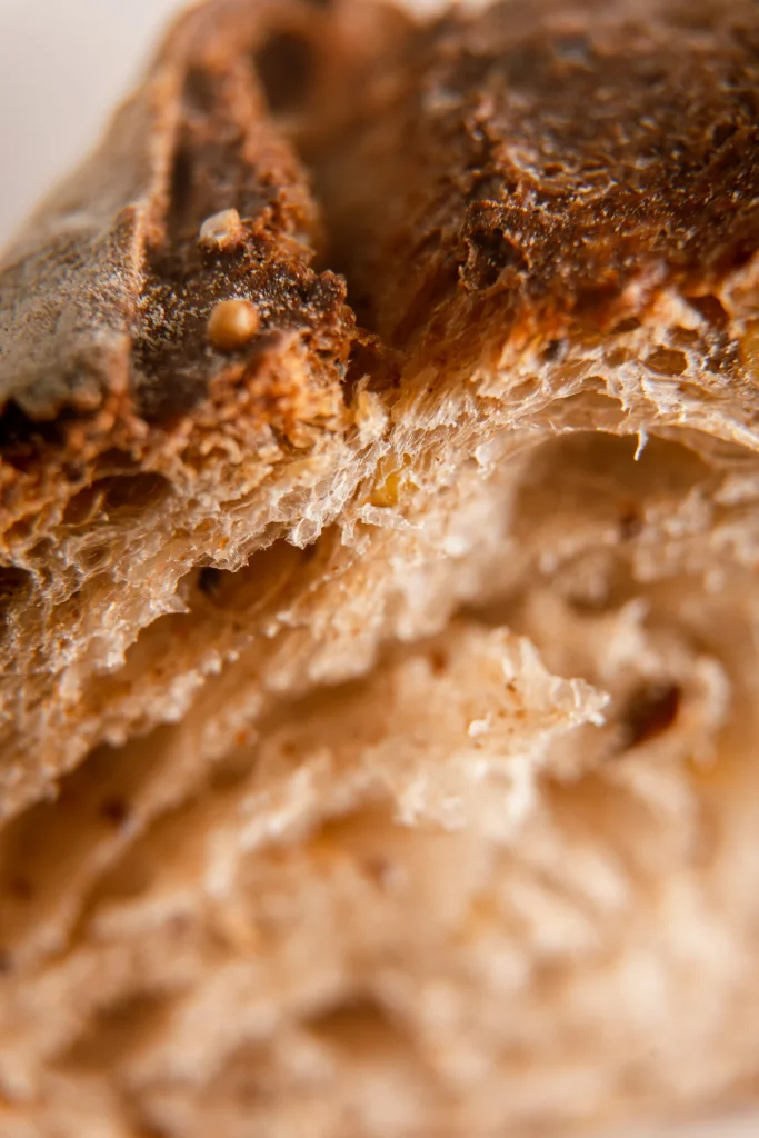 Gros plan de croûte et de mie de pain