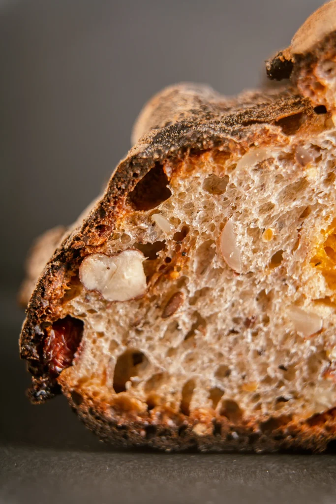 Coupe de pain : croûte et mie alvéolée