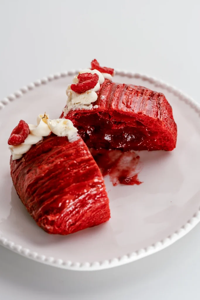 Viennoiserie rouge découpée, cœur et crème, Élémentaire