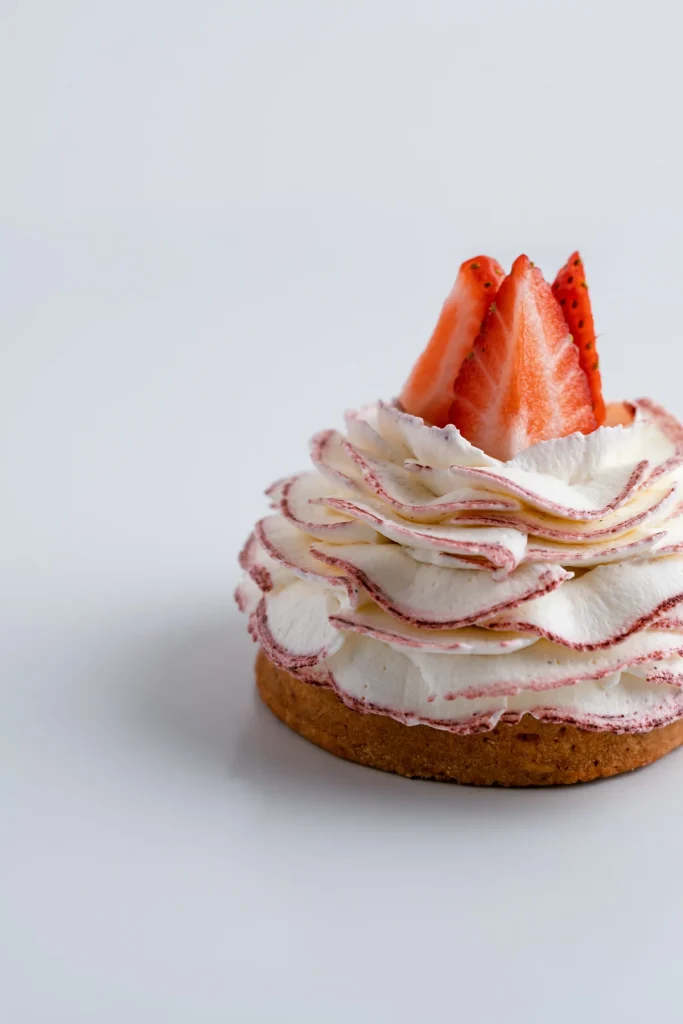 Création à la fraise et crème pochée, Élémentaire