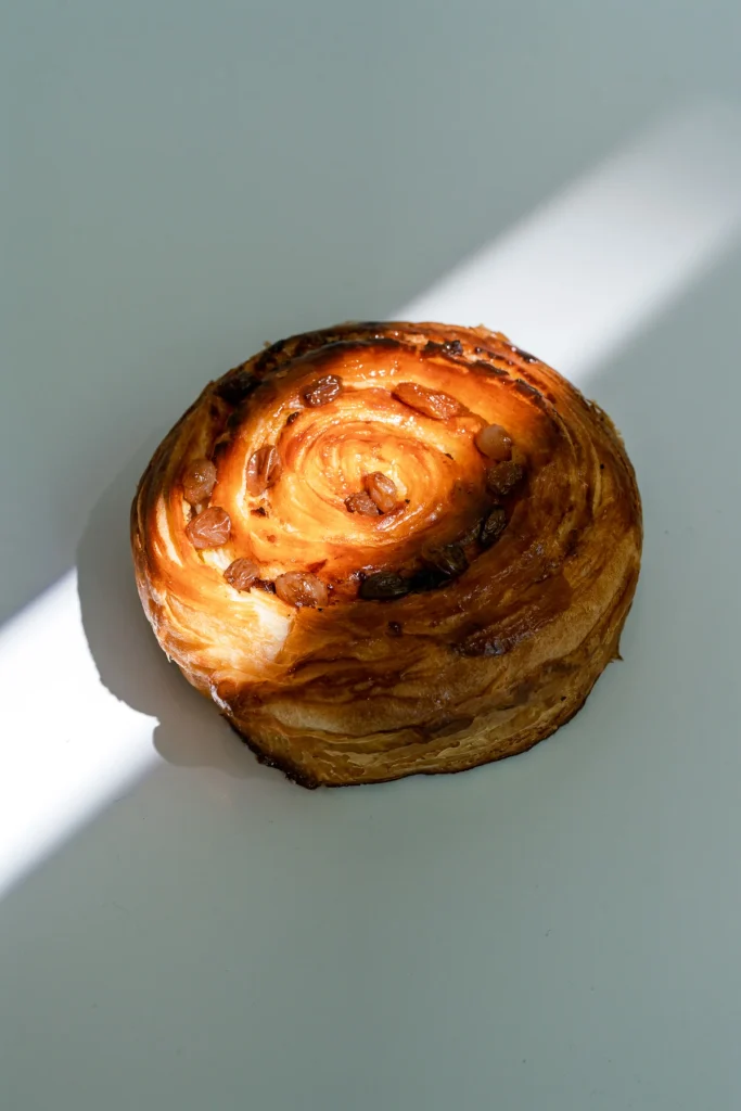 Viennoiserie roulée dans la lumière, Élémentaire