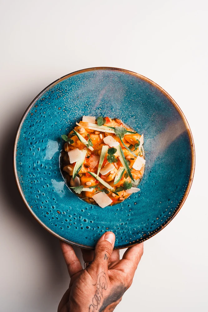 Une assiette présentée à une convive à L’Essentiel