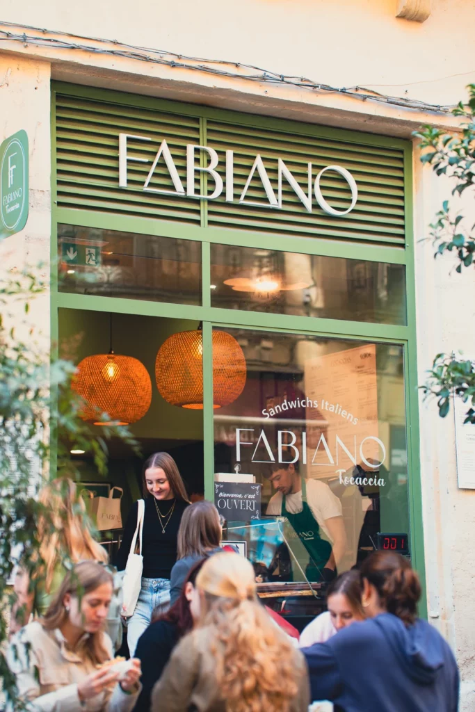La devanture Fabiano Focaccia et les clients au comptoir