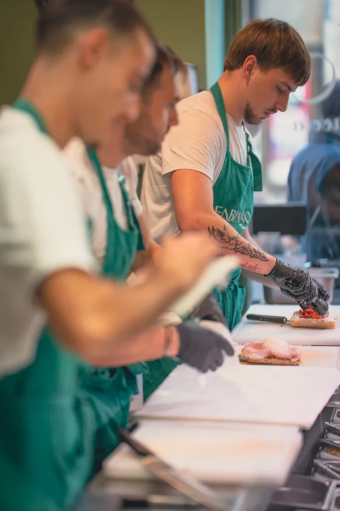 L’équipe Fabiano Focaccia prépare les sandwichs au comptoir