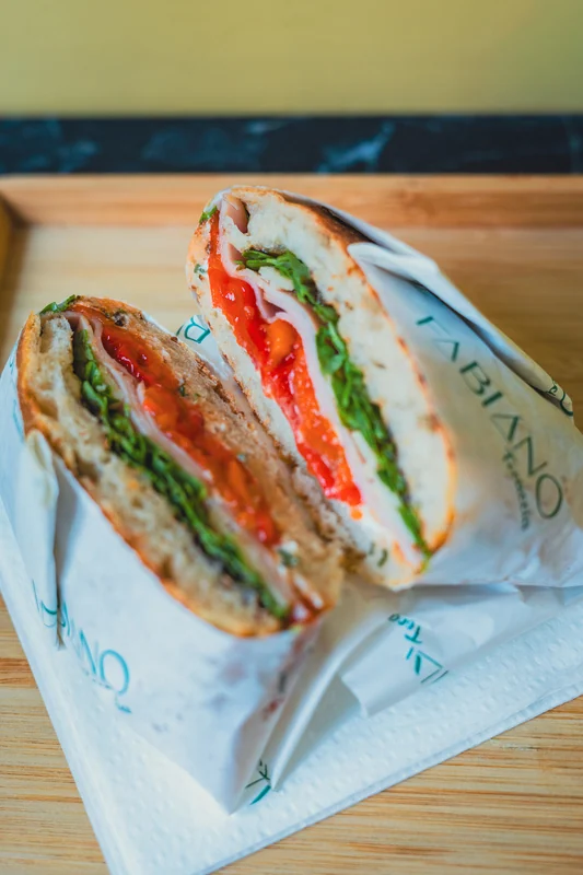 Focaccia garnie présentée sur une planche, Fabiano Focaccia