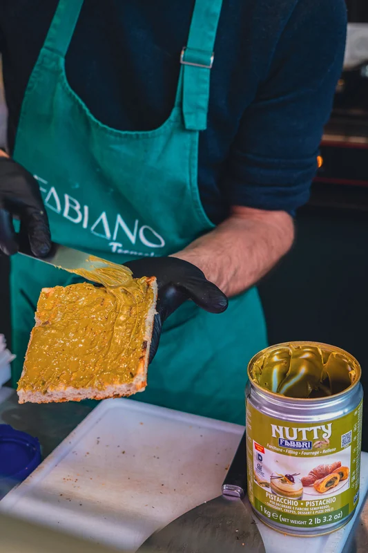 Préparation d’une tartine chez Fabiano Focaccia