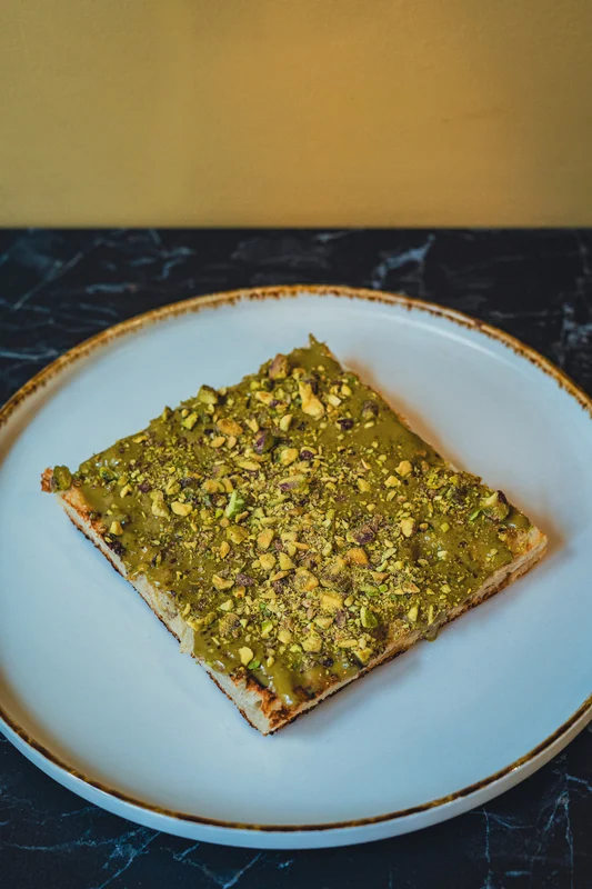 Tartine à la pistache sur une assiette, Fabiano Focaccia