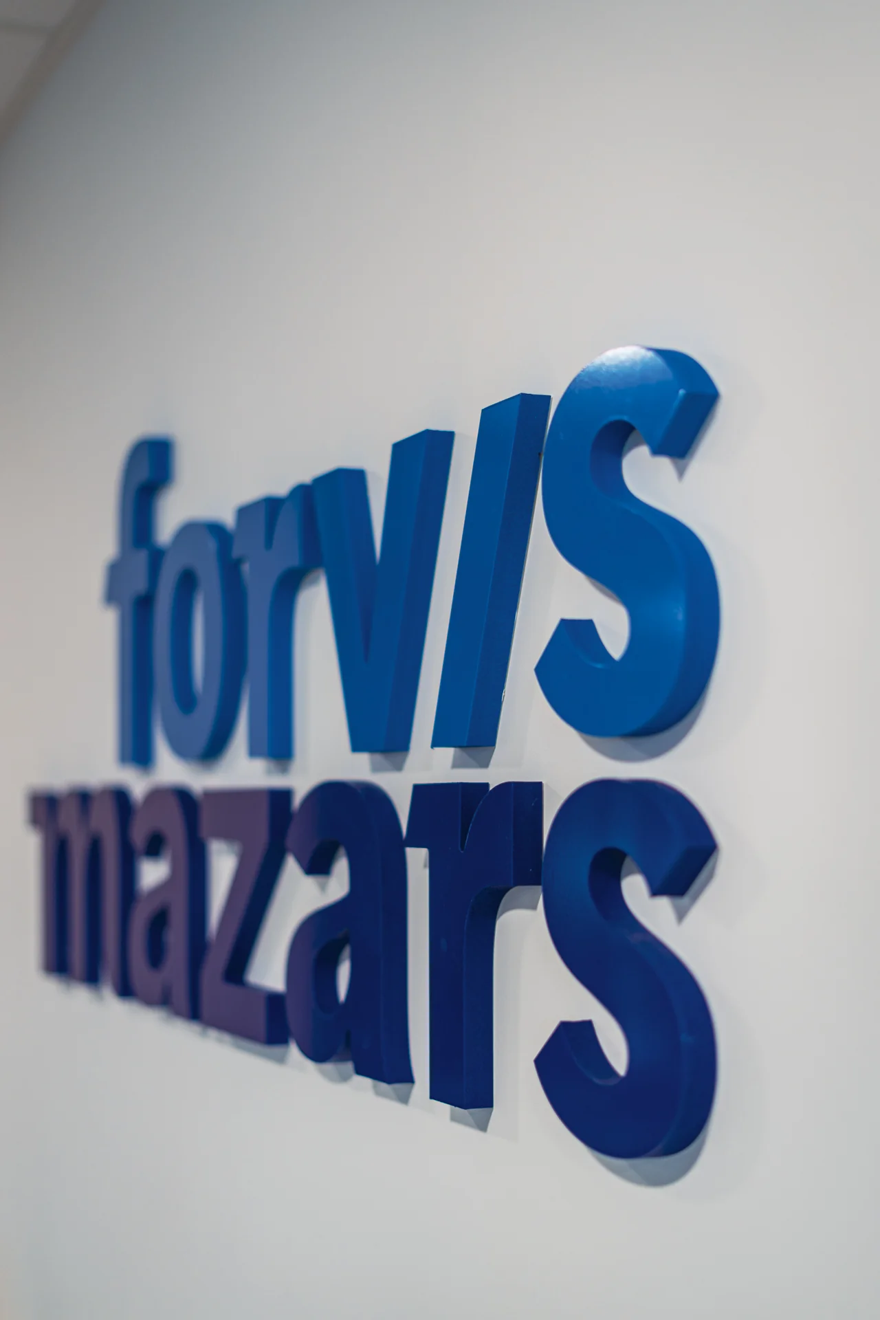 Detalle del r&oacute;tulo de Forvis Mazars