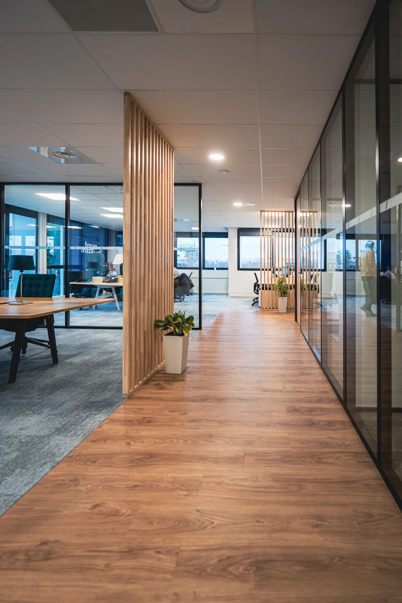 Circulaci&oacute;n y oficinas acristaladas de Forvis Mazars