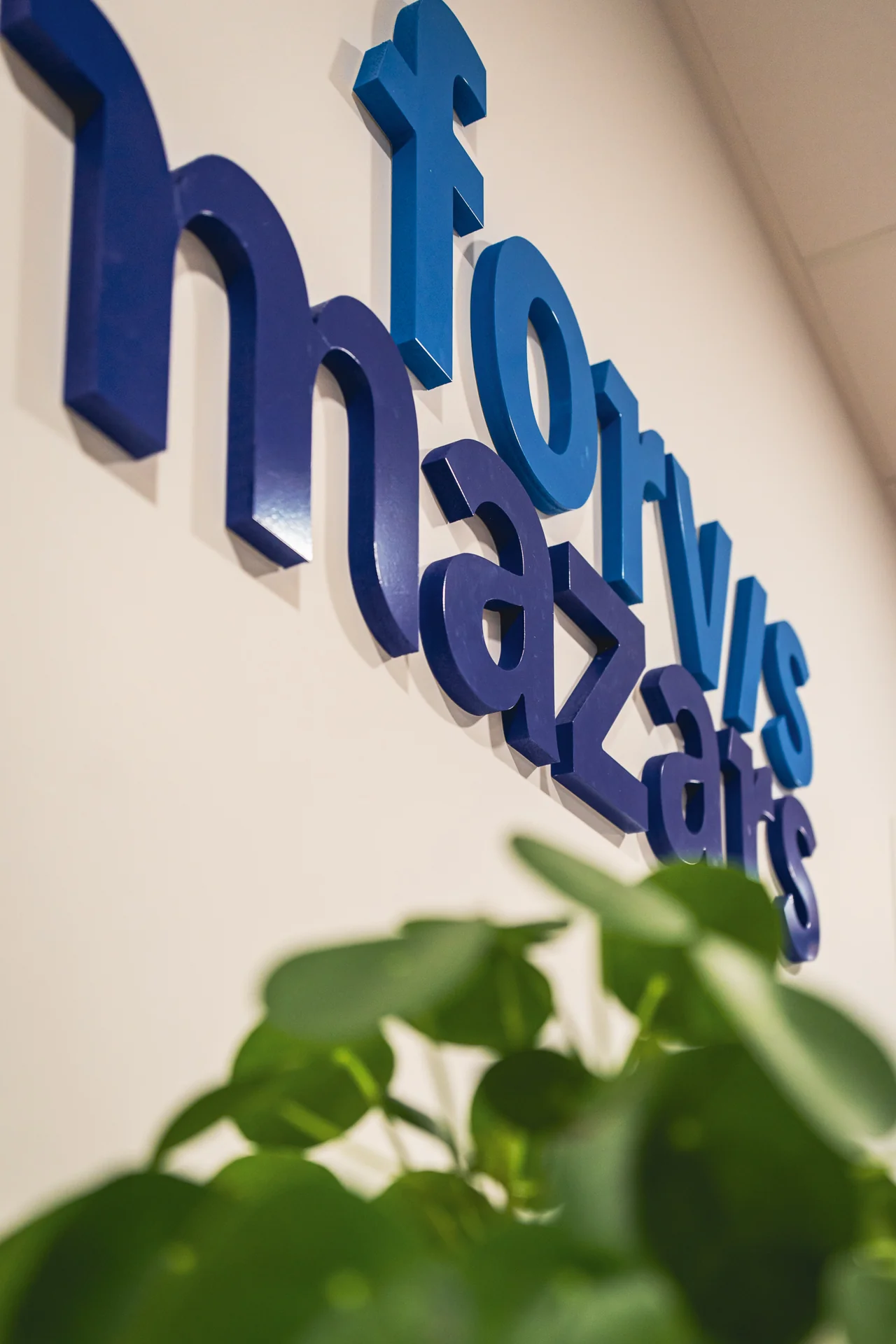 R&oacute;tulo de Forvis Mazars en perspectiva