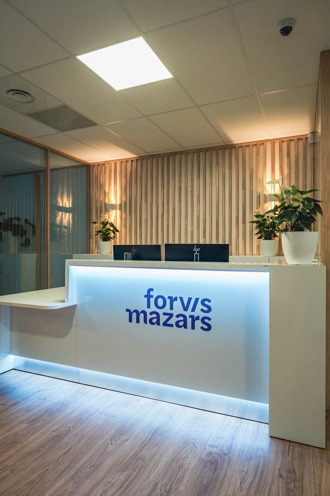 Detalle del mostrador de recepci&oacute;n de Forvis Mazars