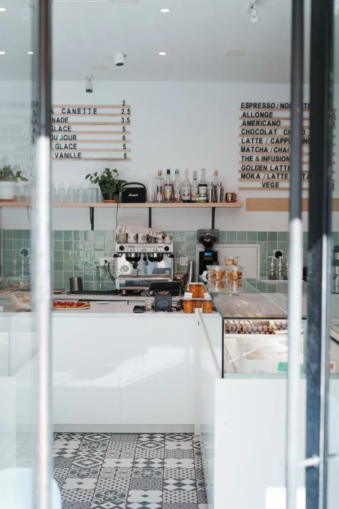 Le comptoir et la machine à café de Graine de Vanille vus depuis la vitrine