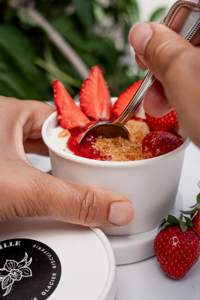 Degustaci&oacute;n de un postre helado de fresas Graine de Vanille