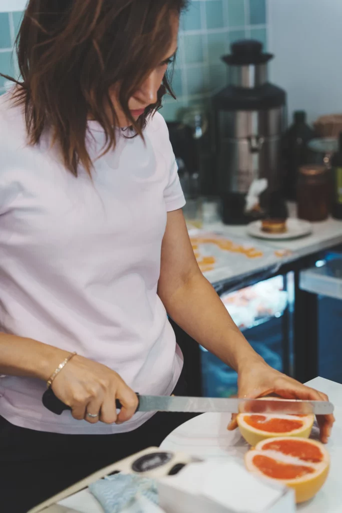 Preparaci&oacute;n de un pomelo en el mostrador Graine de Vanille