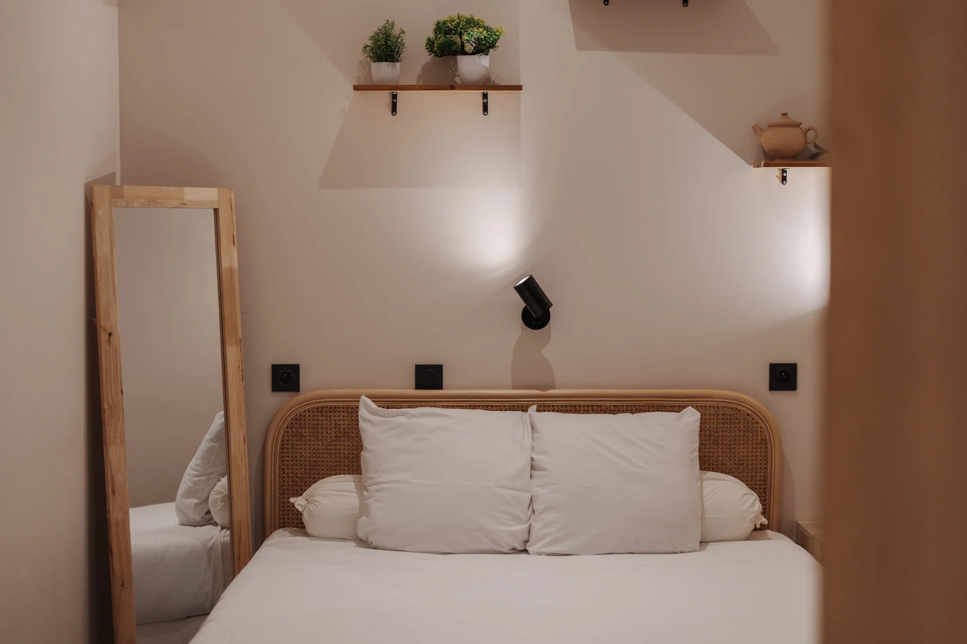 Camera doppia dall&rsquo;arredamento essenziale all&rsquo;Hostel Maje