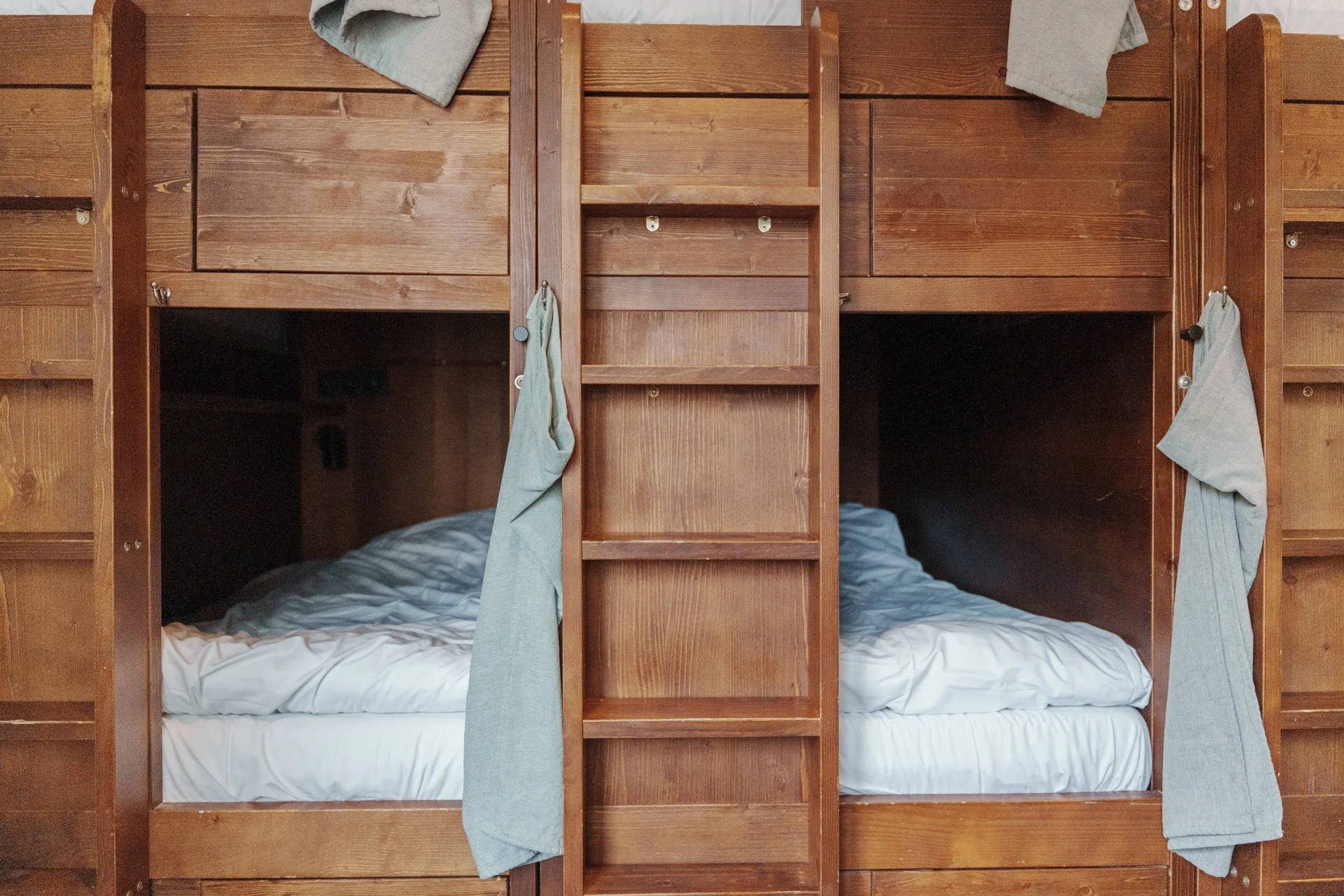 Letti a castello in legno all&rsquo;Hostel Maje