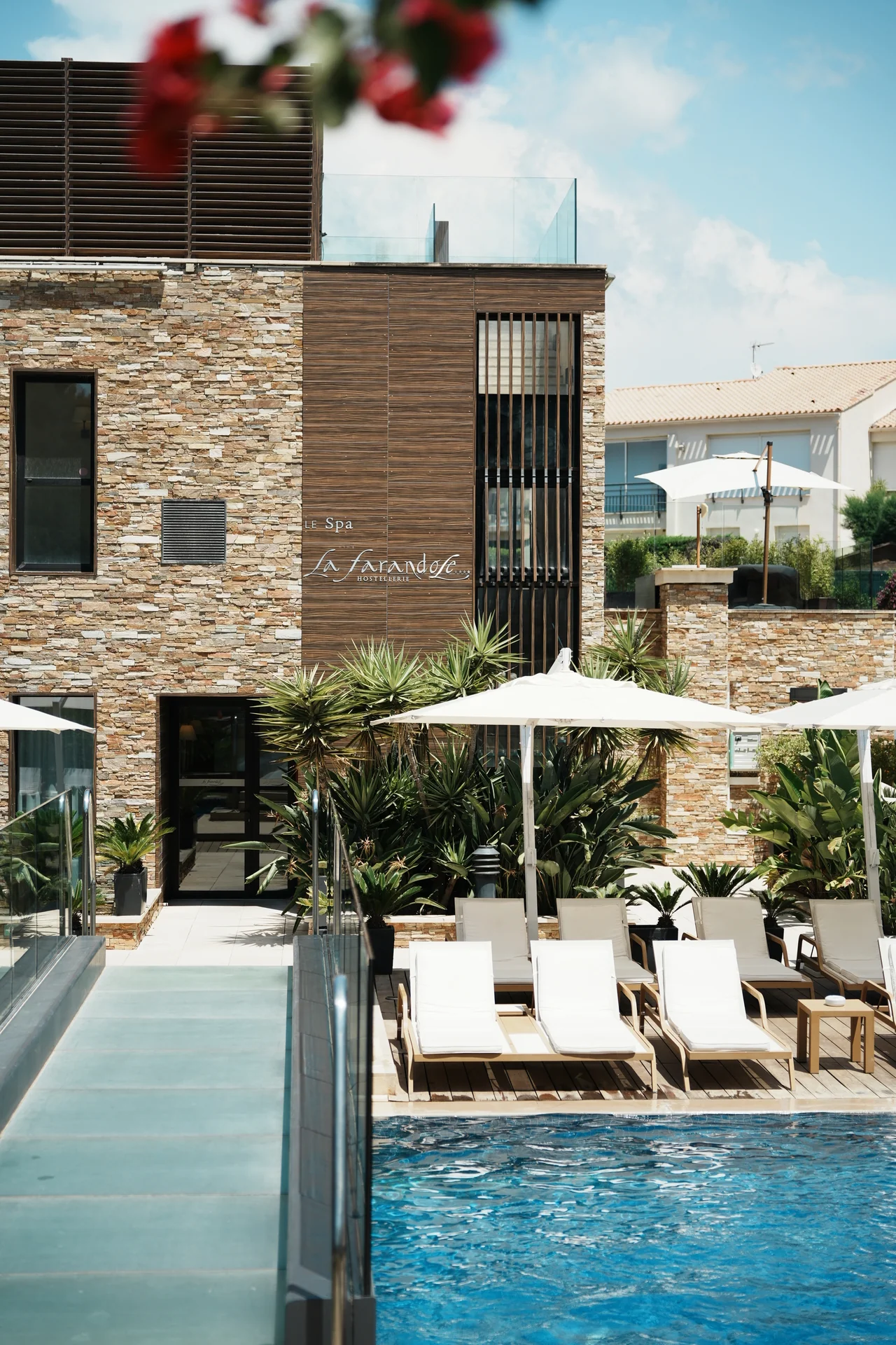 Facciata e piscina di La Farandole nella luce mediterranea