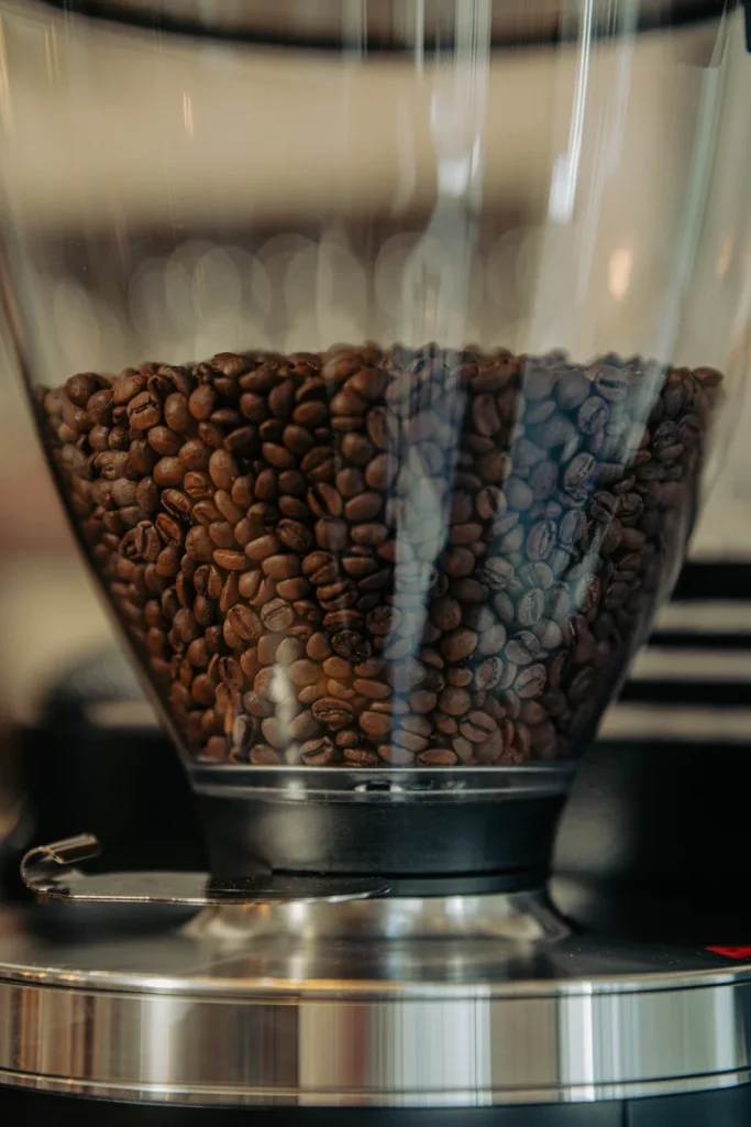 Grains de café dans un moulin