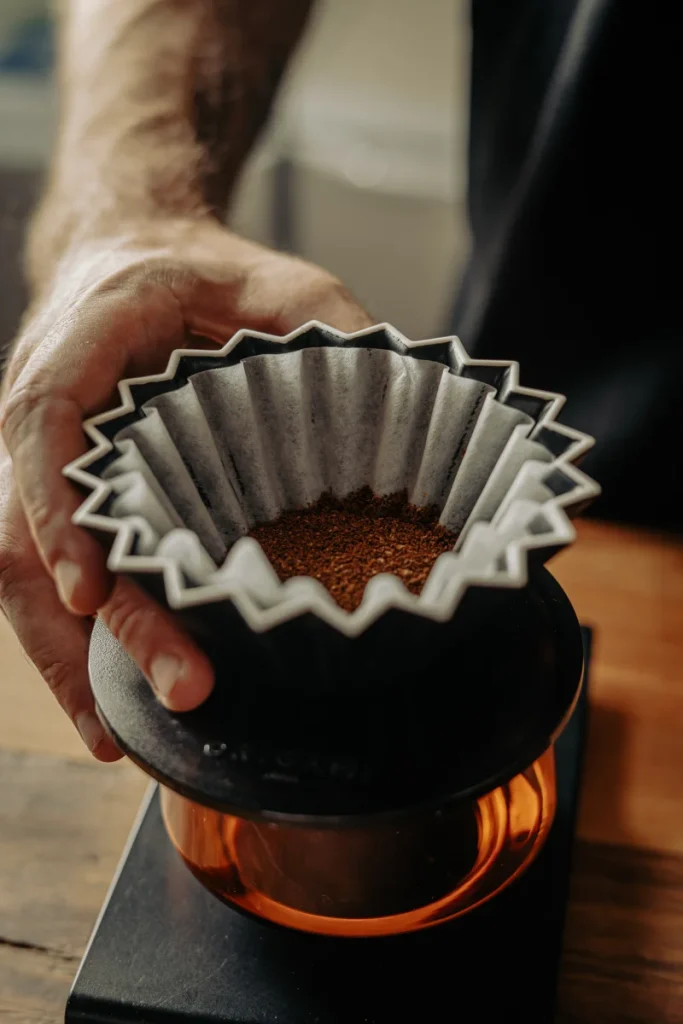 Préparation d’un café filtre entre les mains du barista