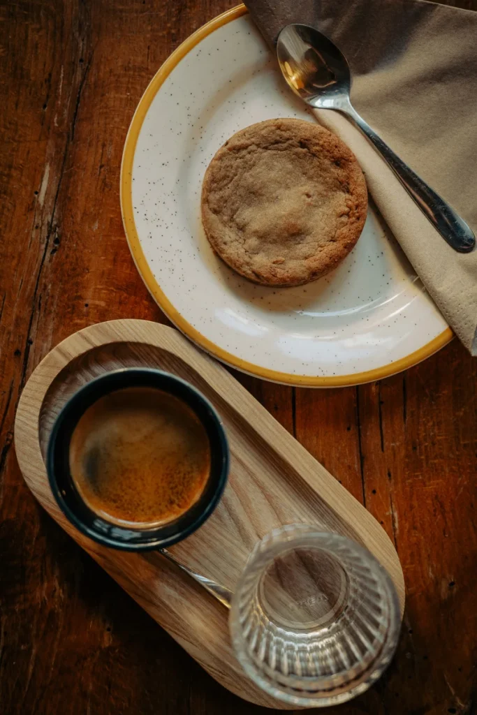 Espresso et biscuit à table