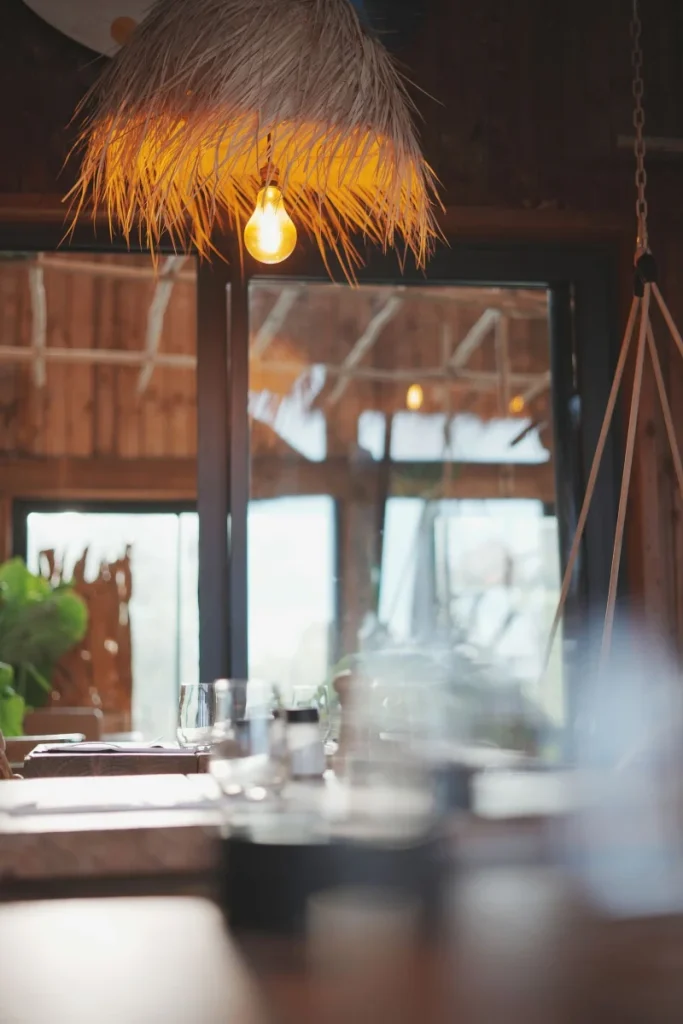 Table dressée et suspensions dans un intérieur chaleureux