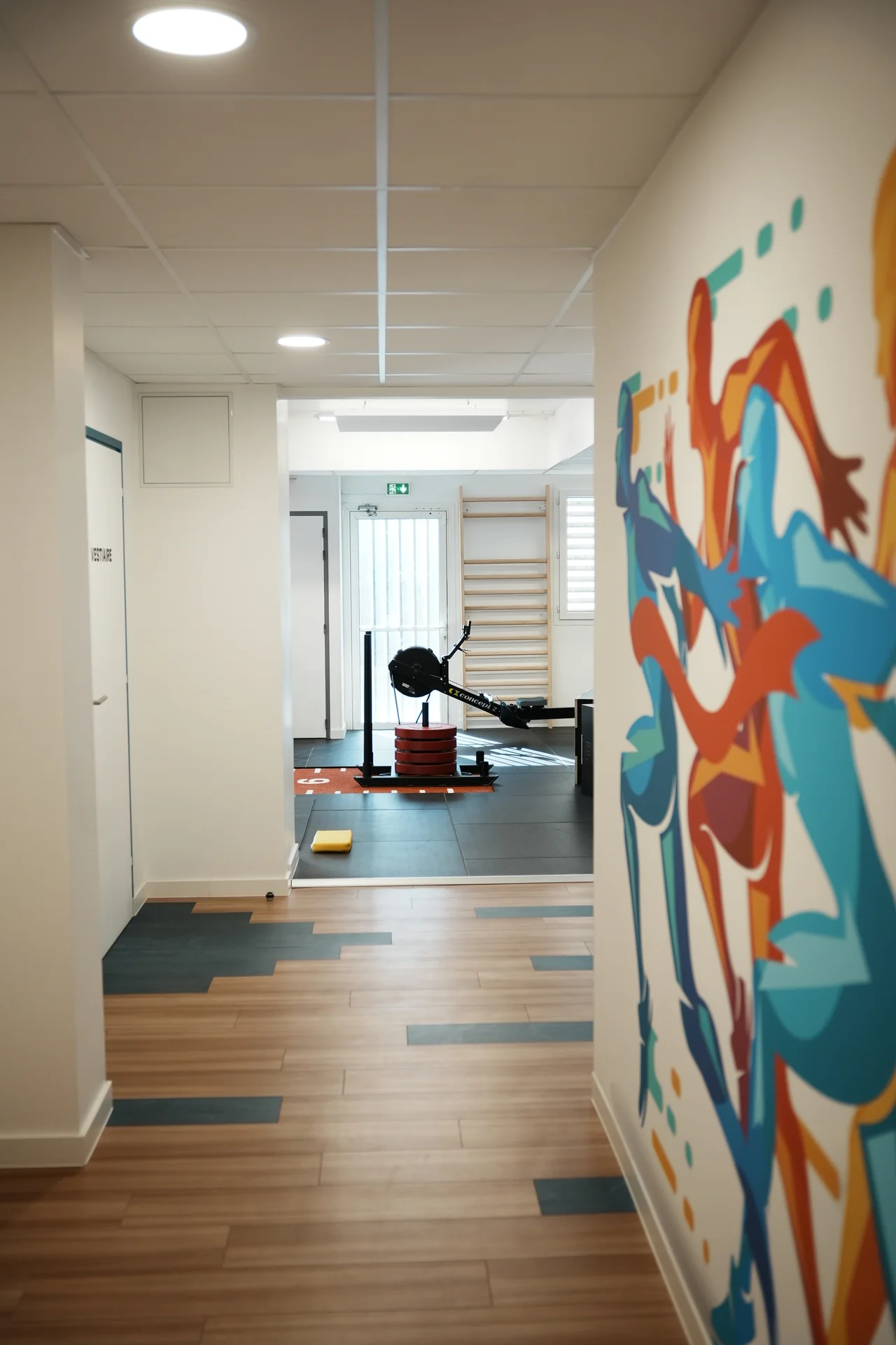 Circulation and mural leading to the rehabilitation room