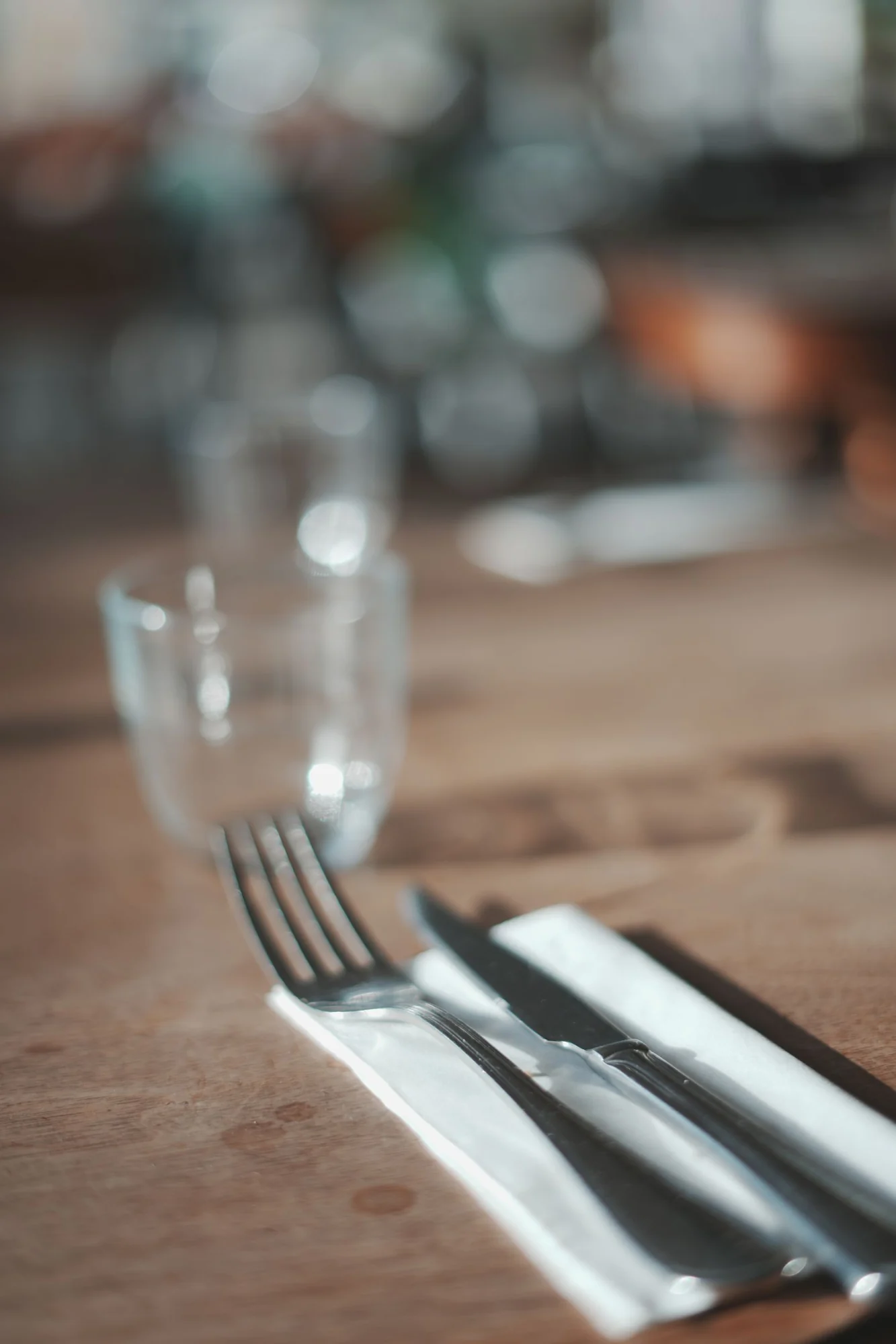 Couverts sur une table en bois — Le Jost Montpellier
