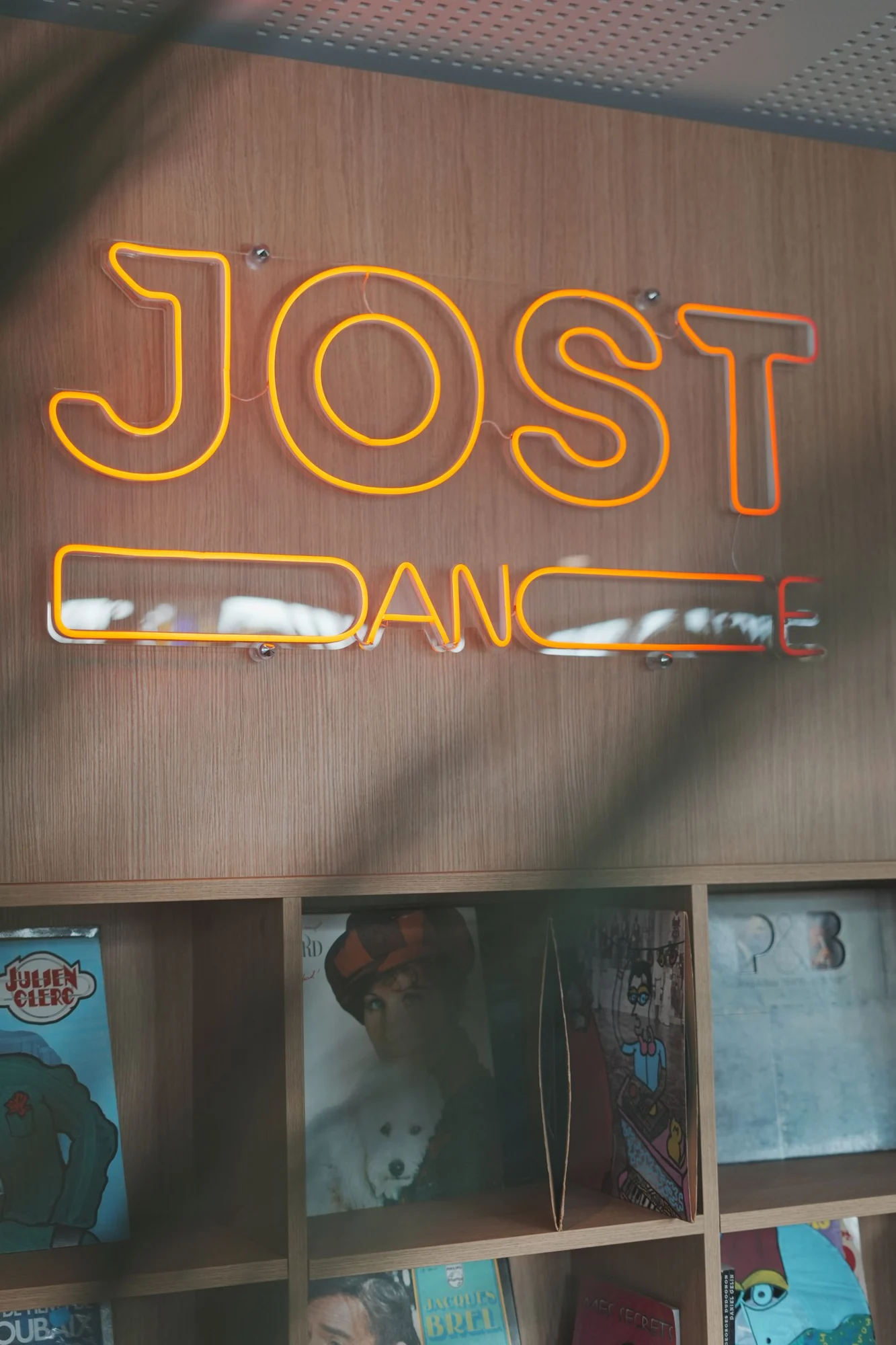 Enseigne lumineuse et disques — Le Jost Montpellier