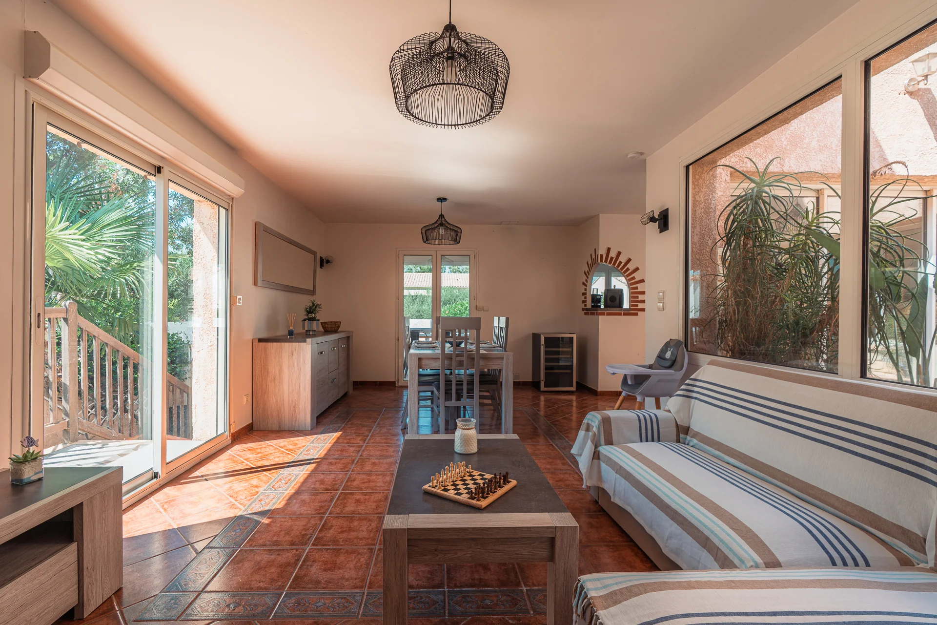 Soggiorno luminoso aperto sulla terrazza della casa vacanze