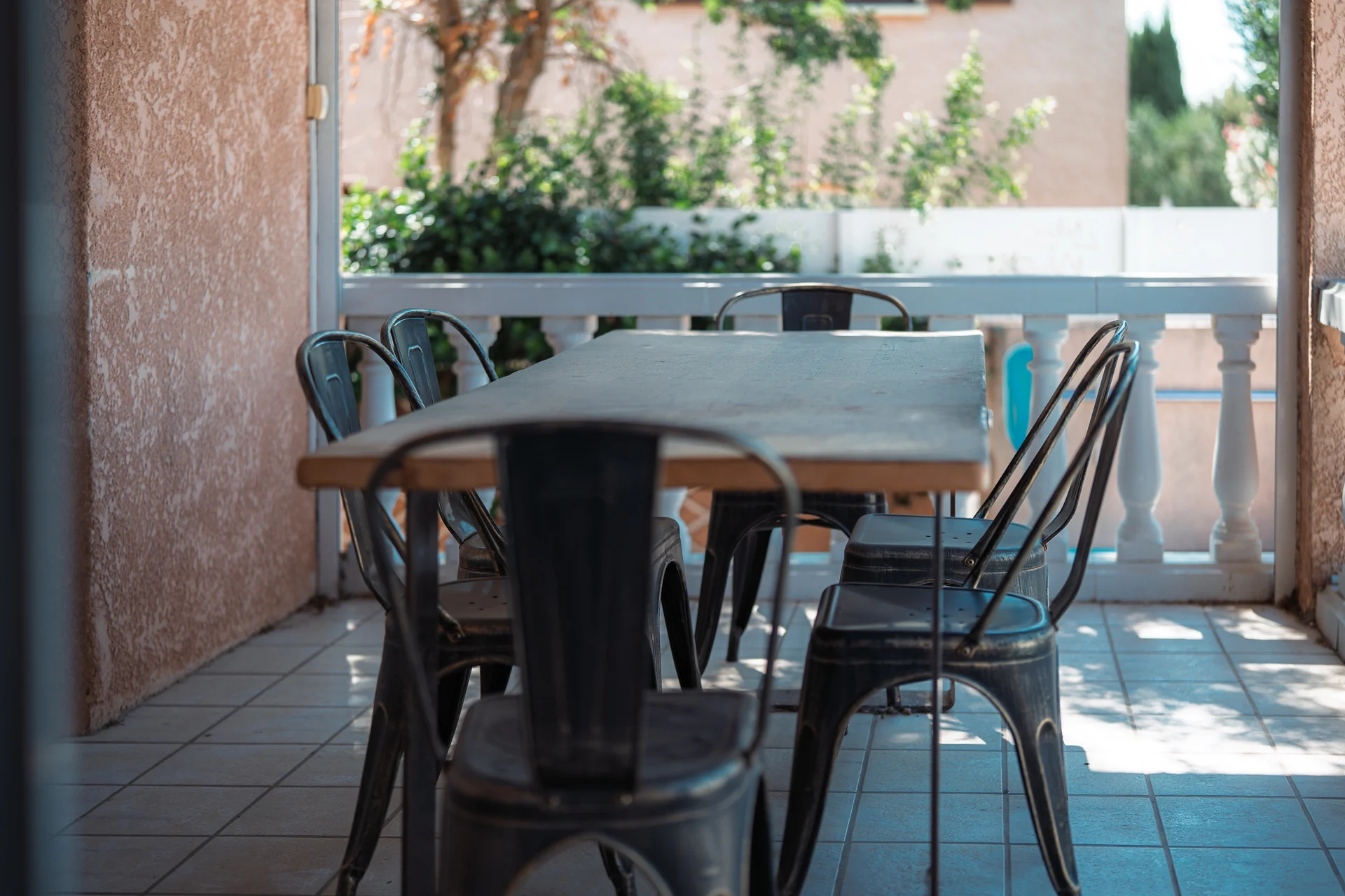 Tavolo e sedie sulla terrazza della casa vacanze