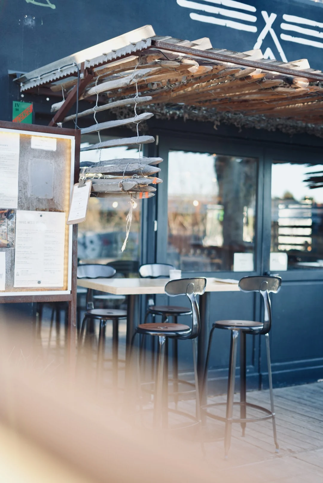 Los asientos de una terraza &mdash; March&eacute; du Lez