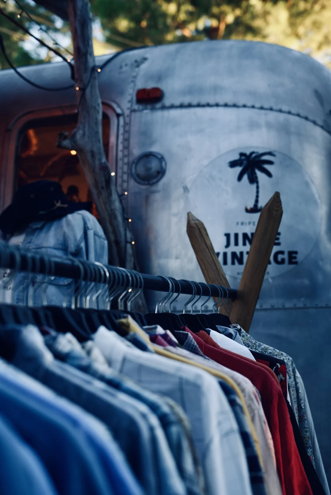 Ropa y objetos en un puesto &mdash; March&eacute; du Lez