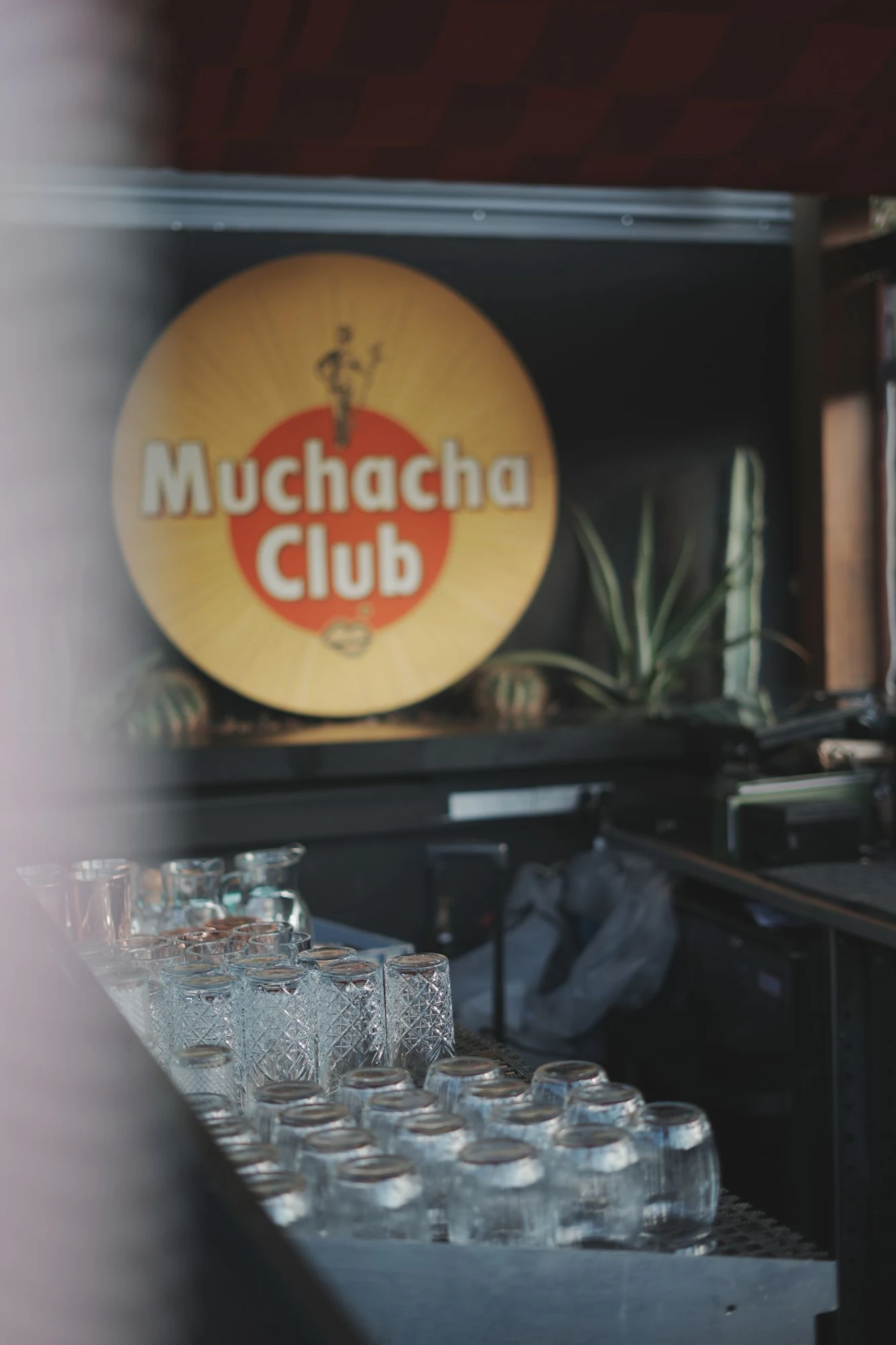 O letreiro Muchacha Club &mdash; Muchacha