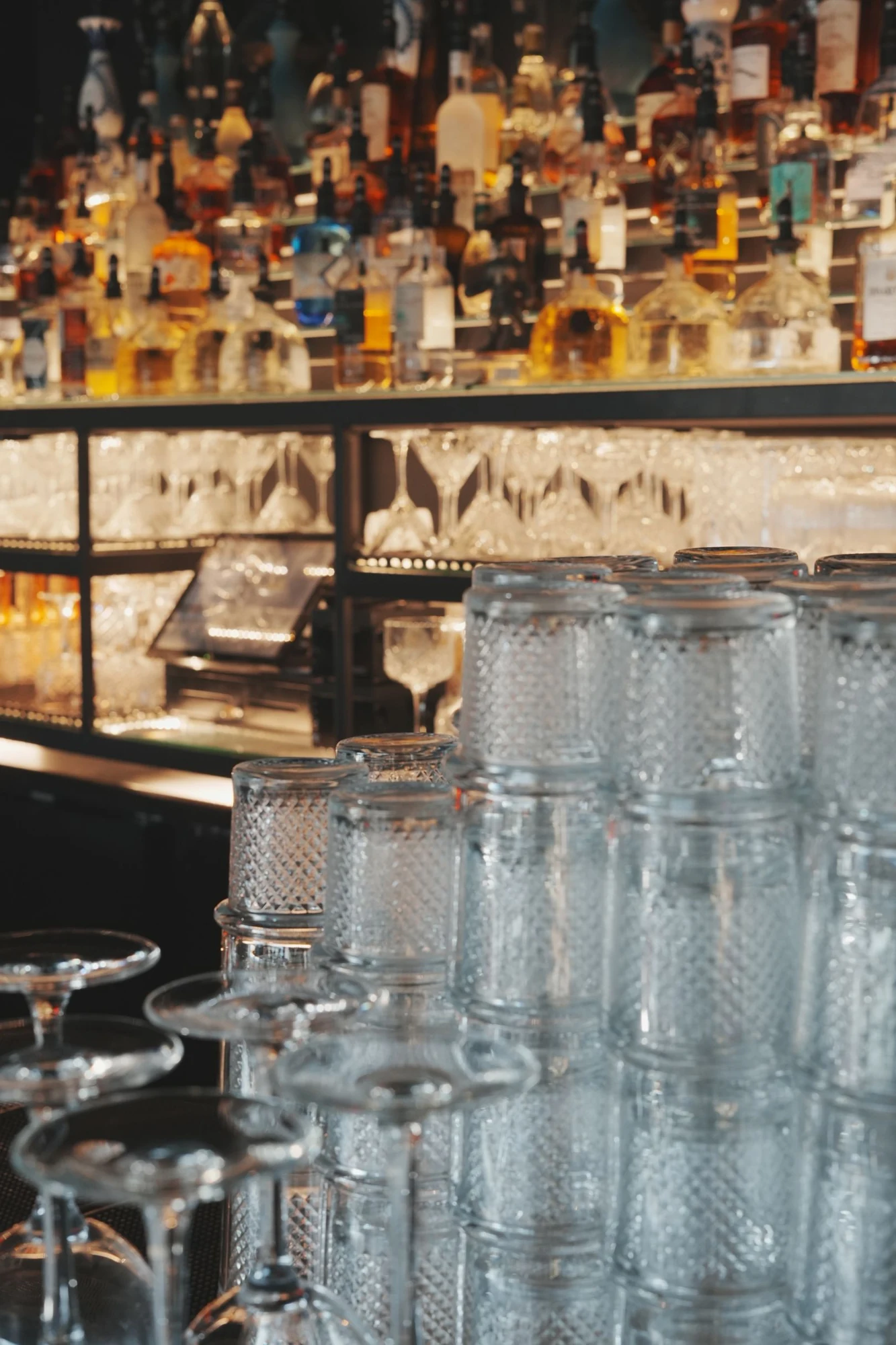 Os copos e a luz do bar &mdash; Muchacha