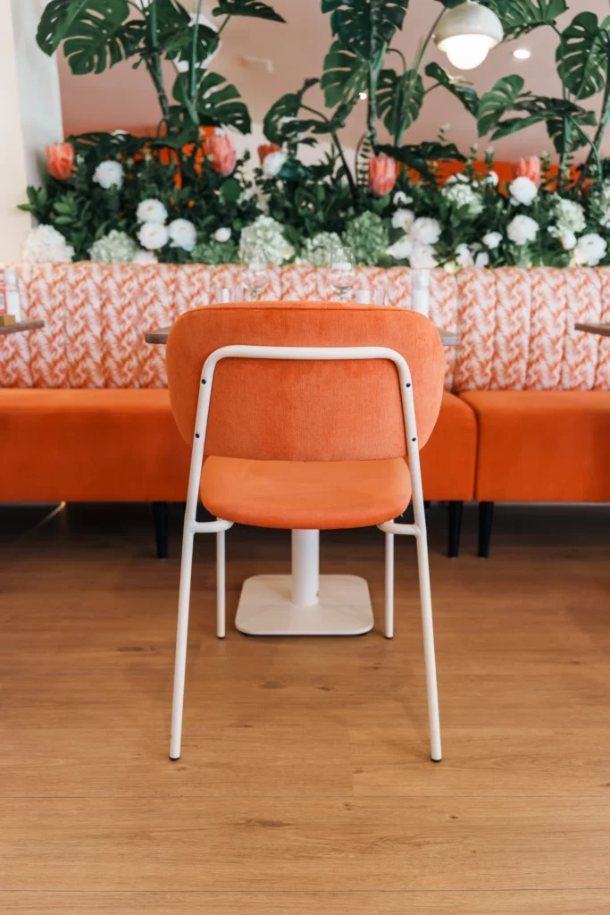 Une chaise et une banquette orange chez Nonna, reportage CMobilier