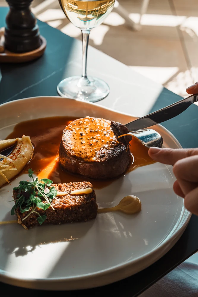 Degustaci&oacute;n de un plato en la luz de L&rsquo;Essentiel